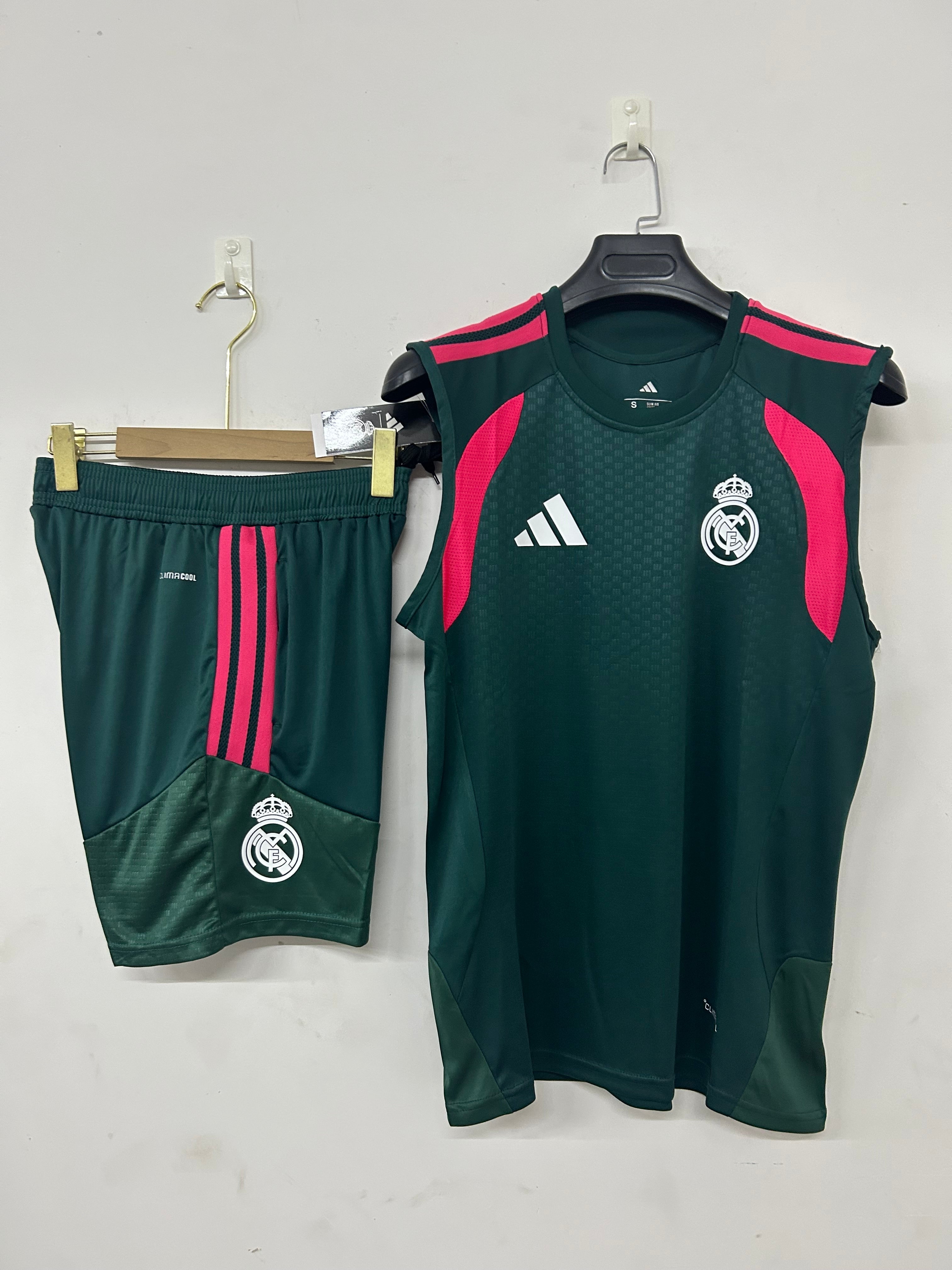 Real completo verde con canottiera