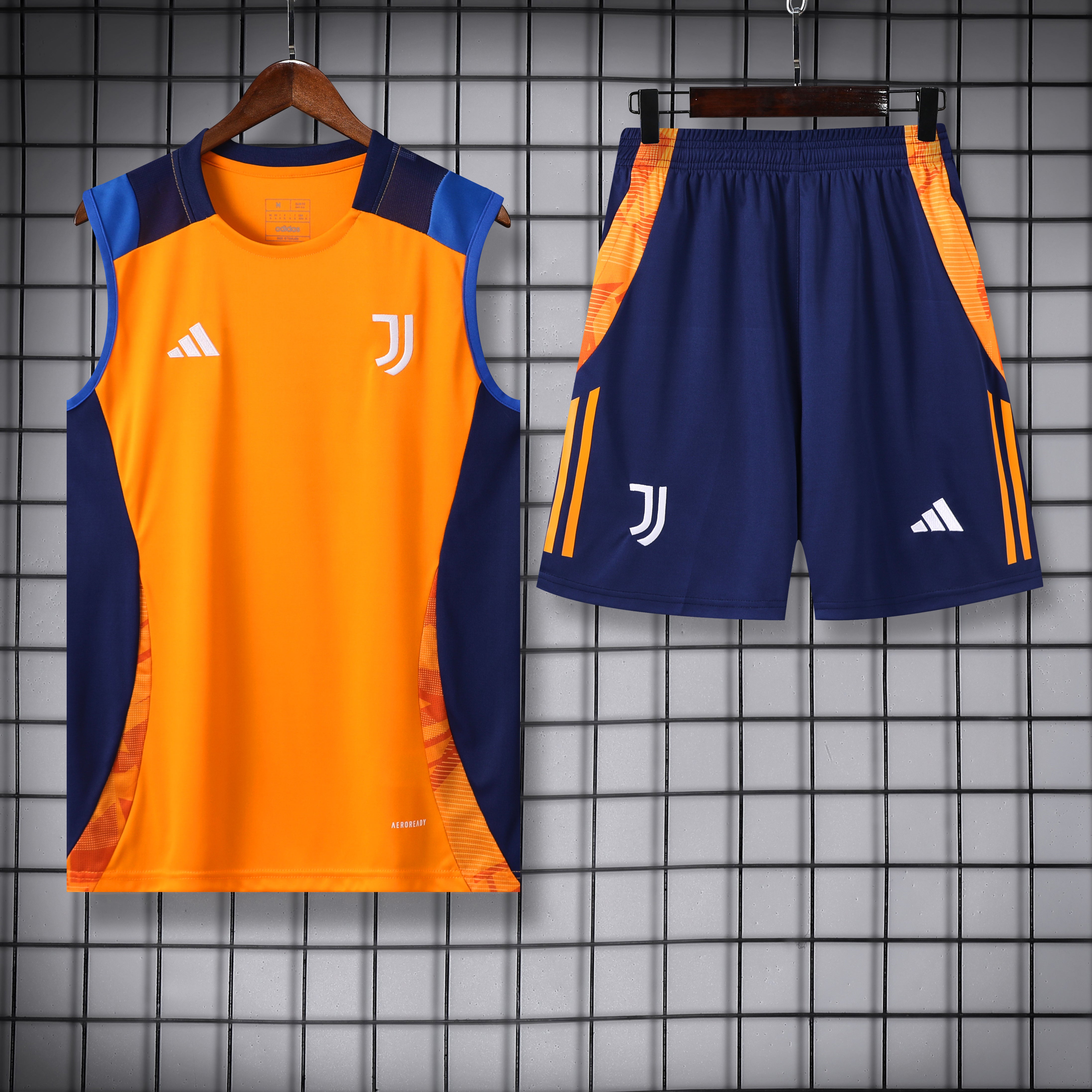 Juventus completo con canottiere arancione
