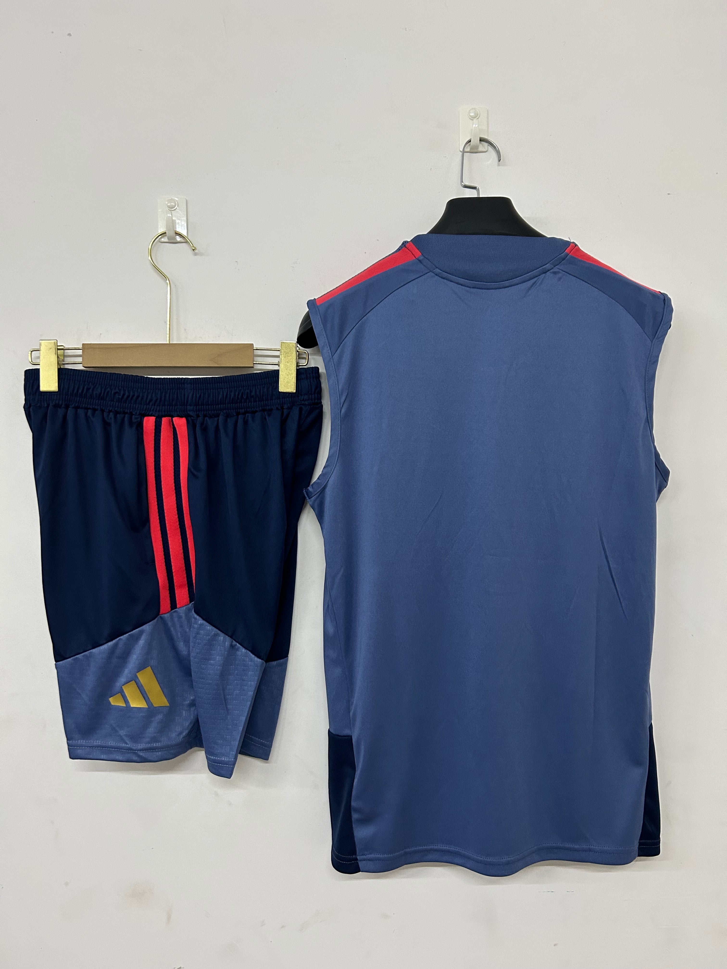 Bayern completo grigio con canottiera