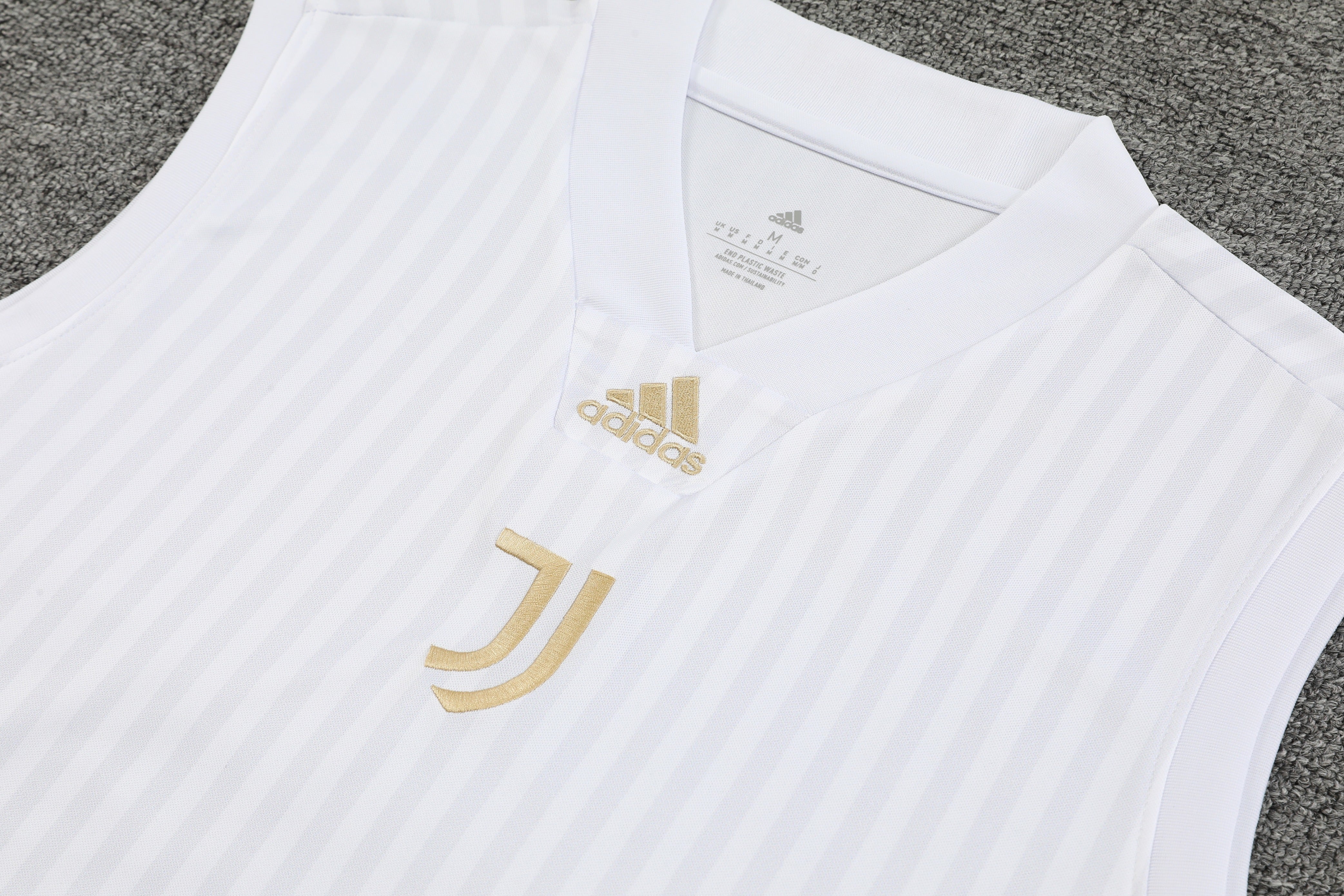 Juventus completo con canottiere bianco e oro