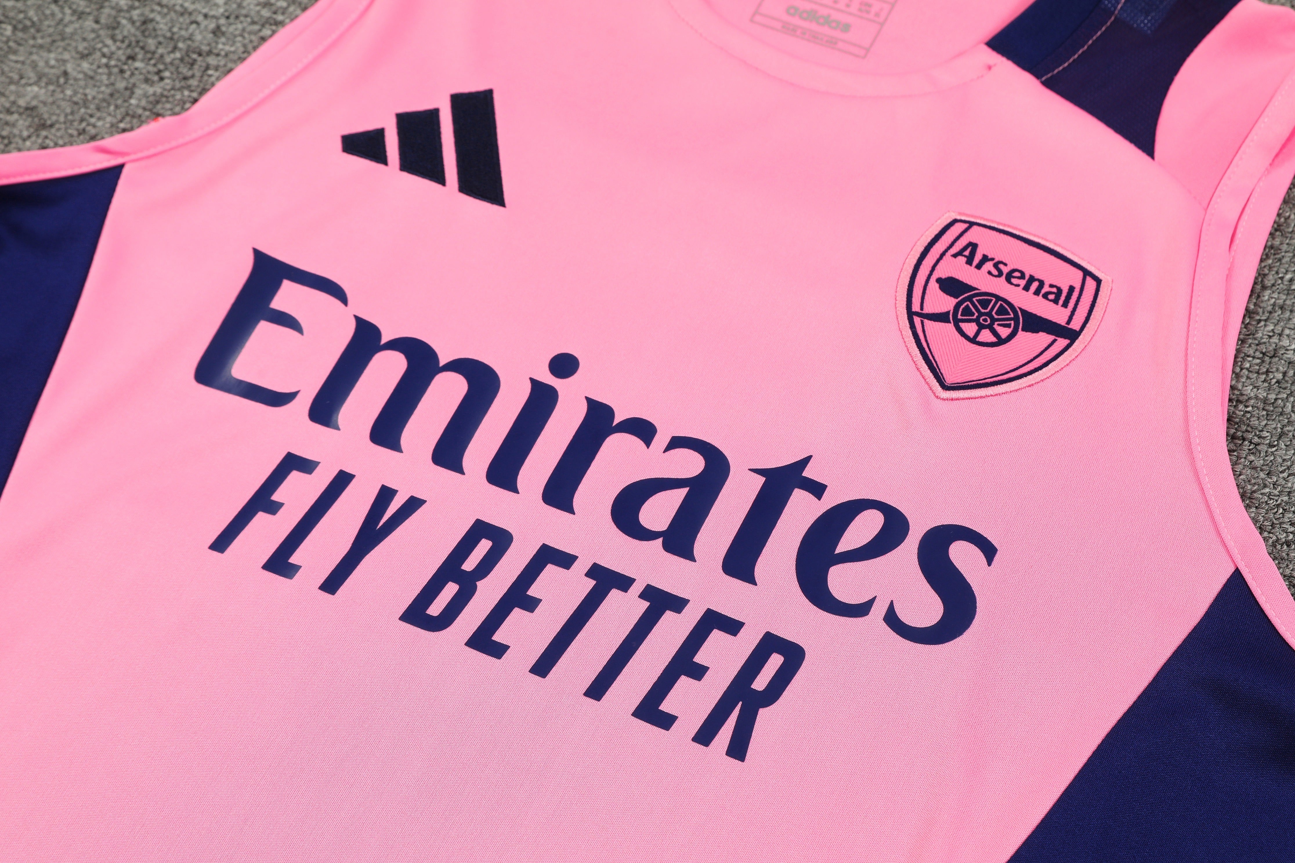 Arsenal Pink & Blu completo con canottiera