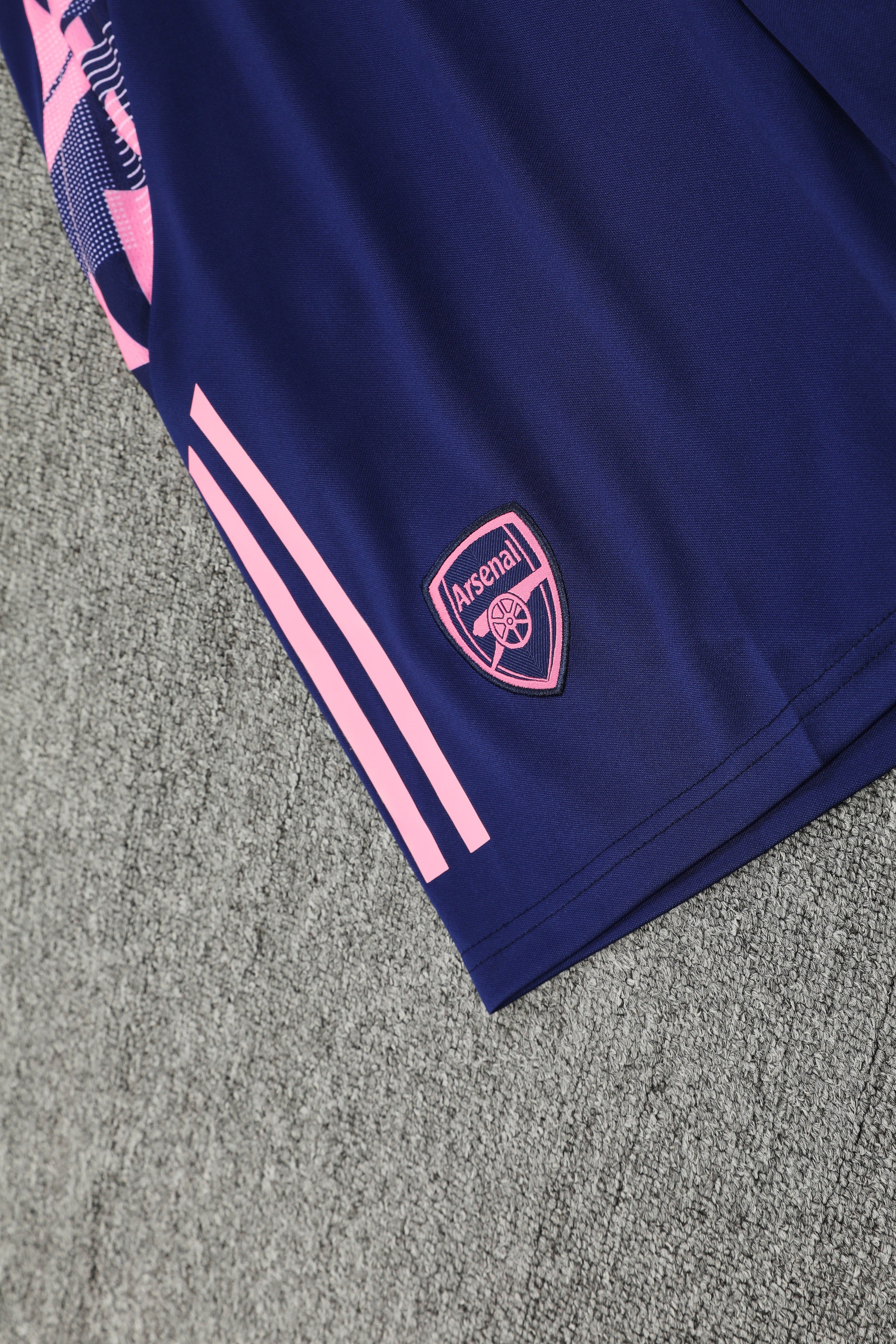 Arsenal Pink & Blu completo con canottiera