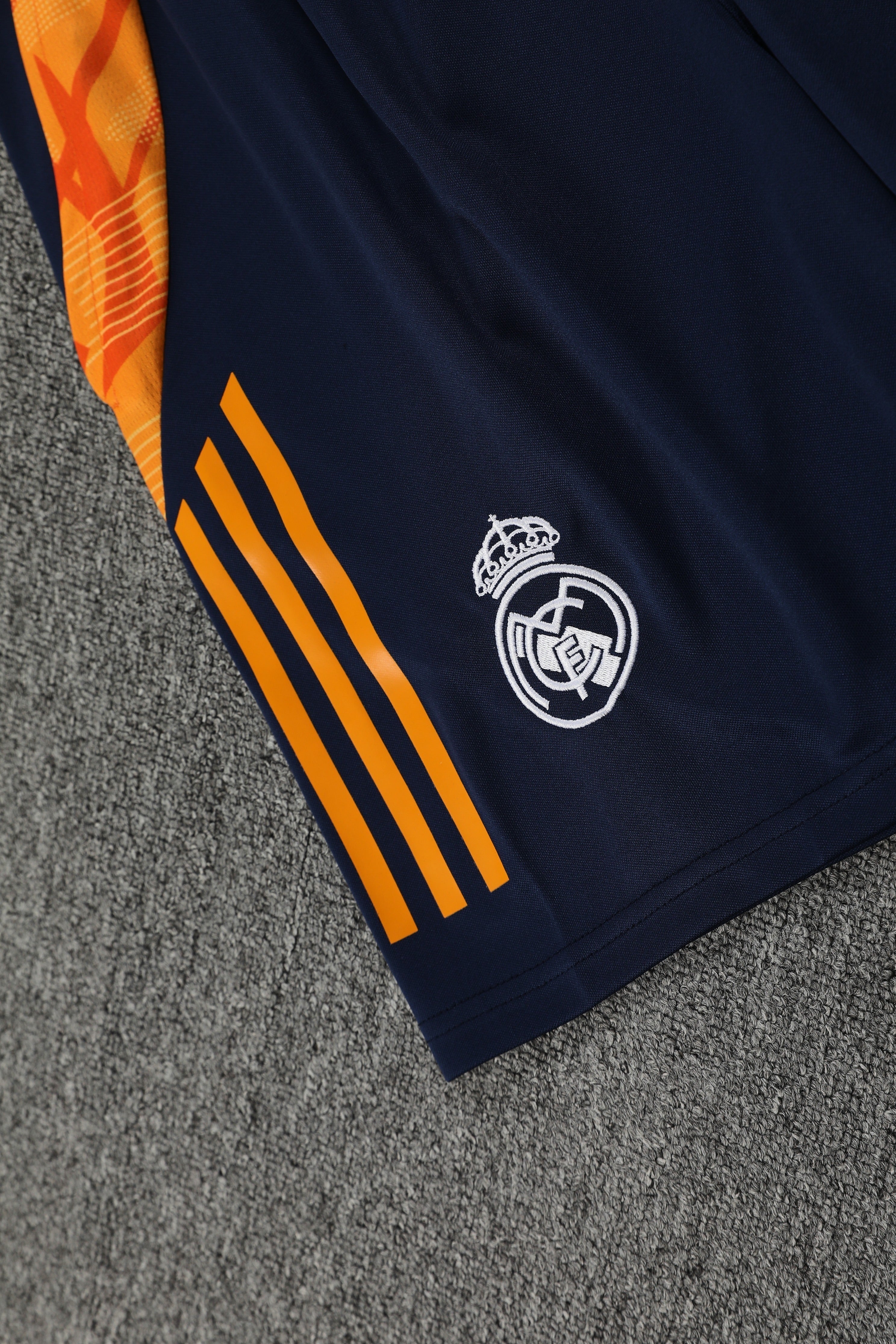 Real Madrid azzurro e arancione 2025