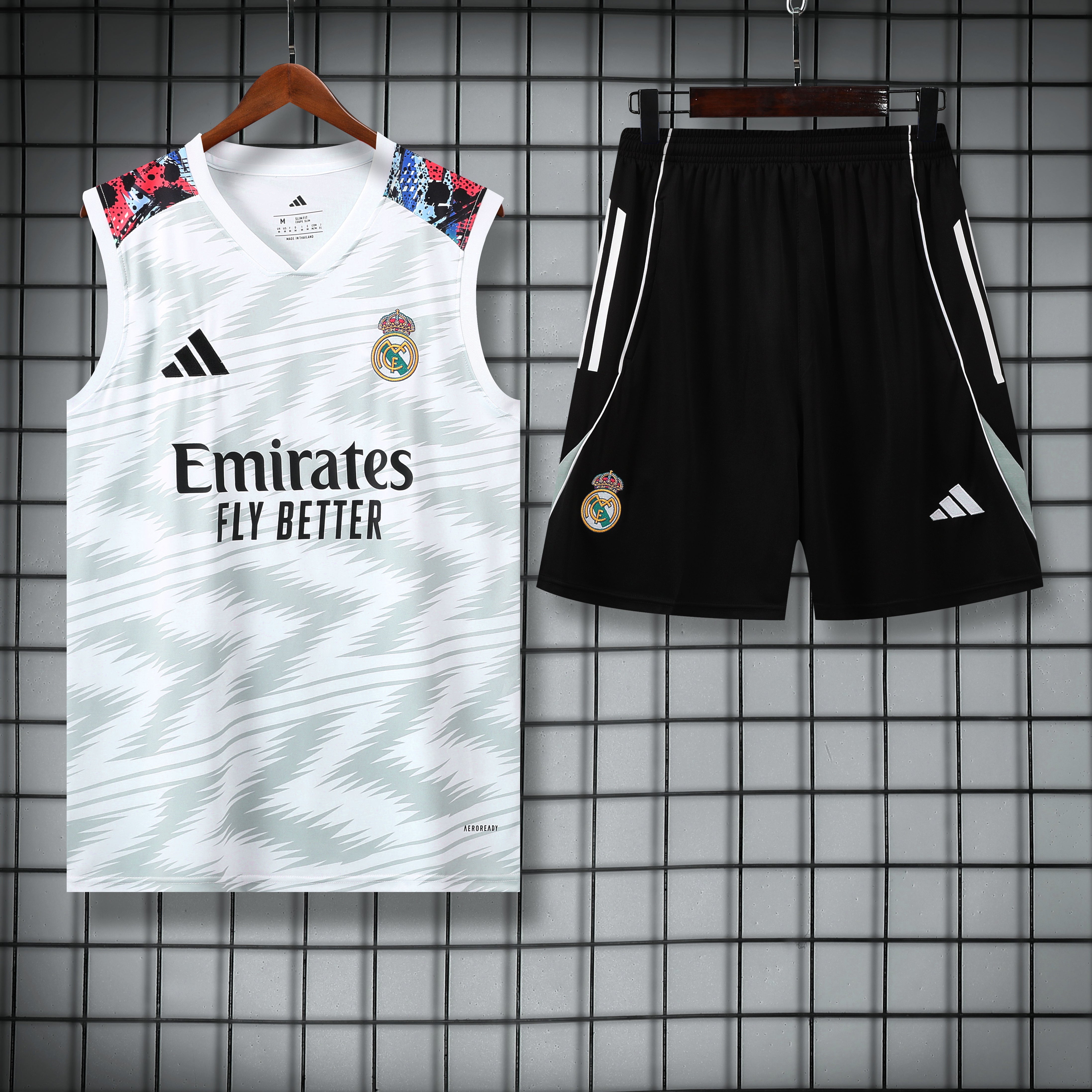 Real Madrid bianco fantasy scuro completo con canottiera