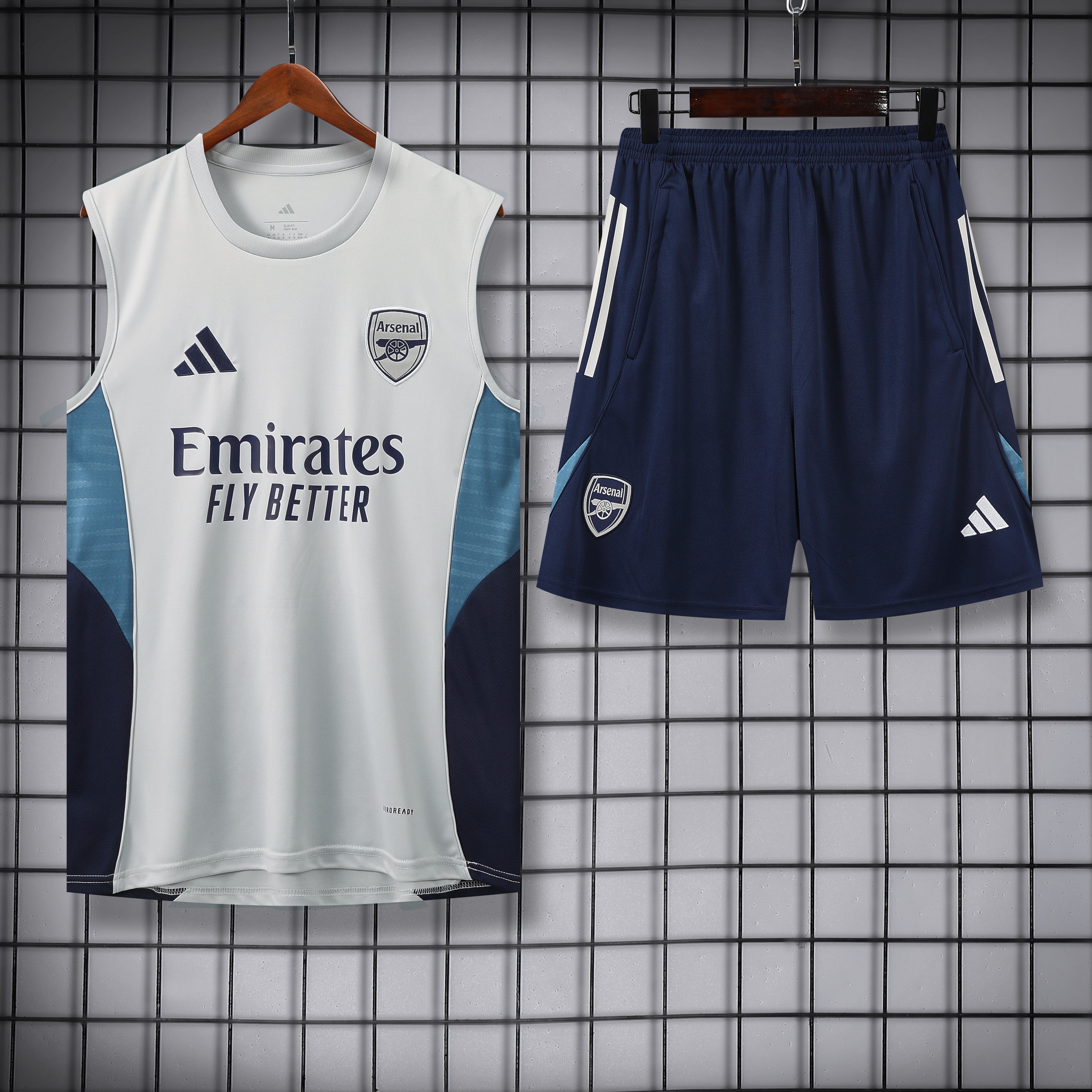 Arsenal bianco completo con canottiera