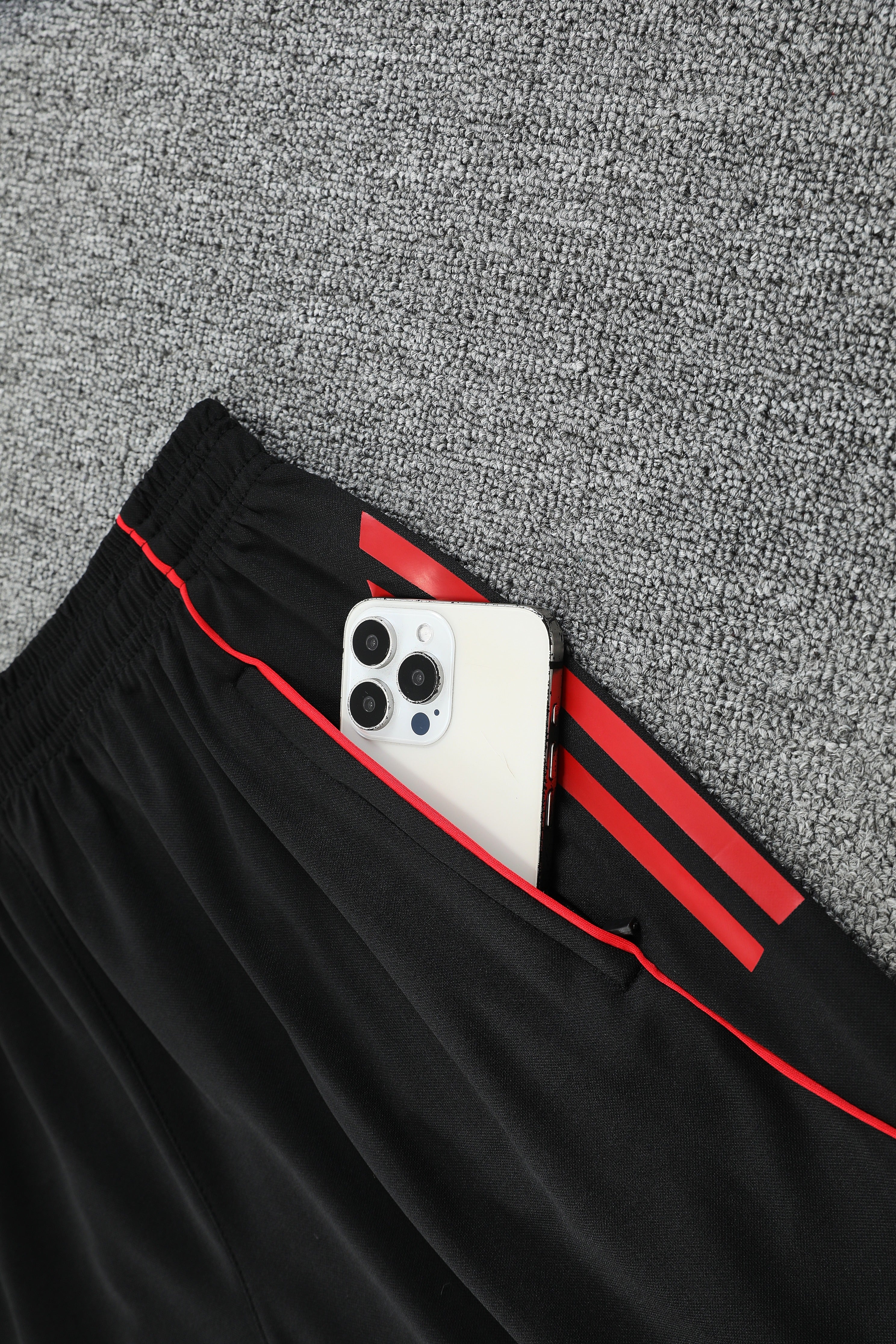 Manchester United Rosso e Nero completo con canottiera 2025/26