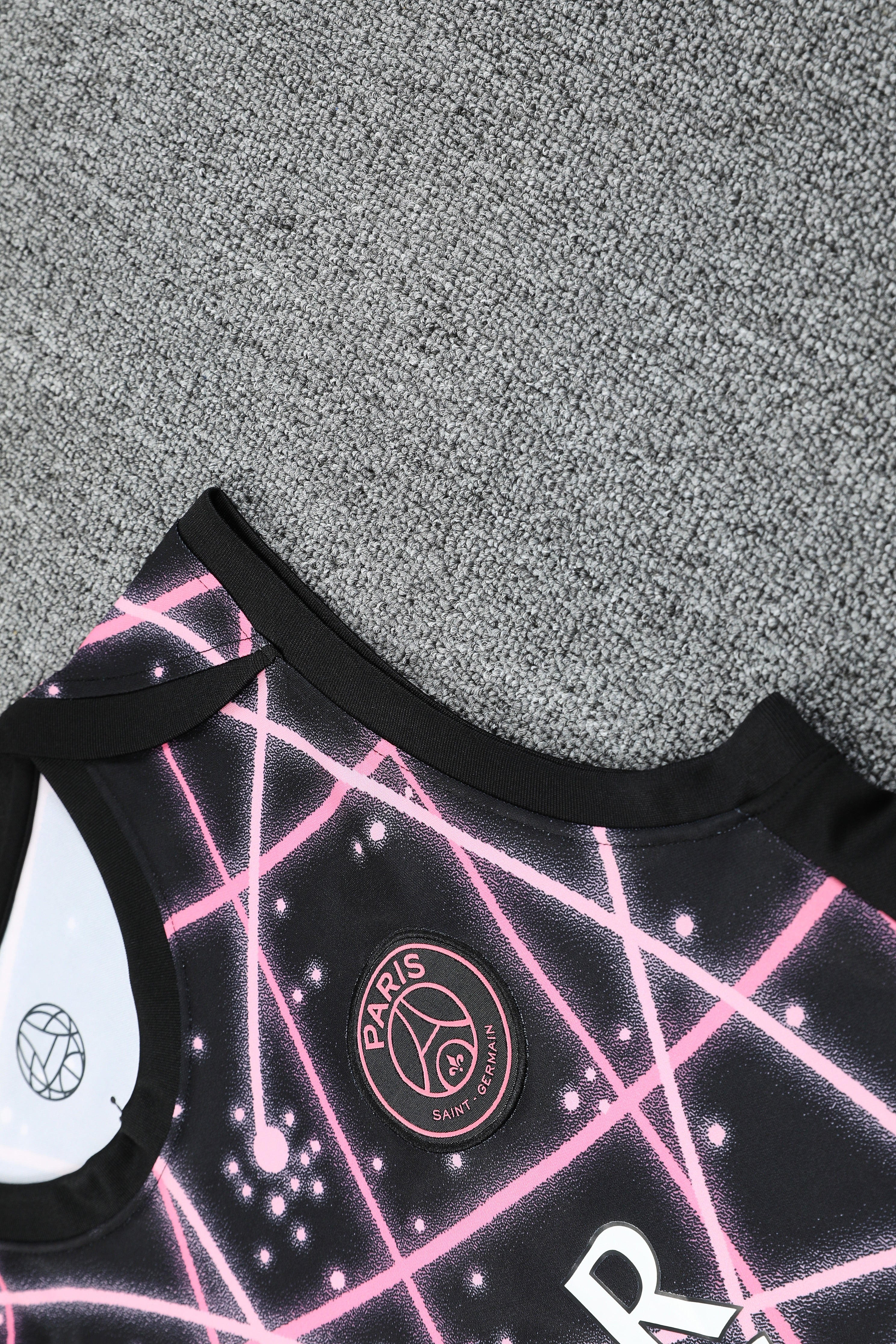 Paris Saint German fantasy nero e rosa completo con canottiera 2025/26