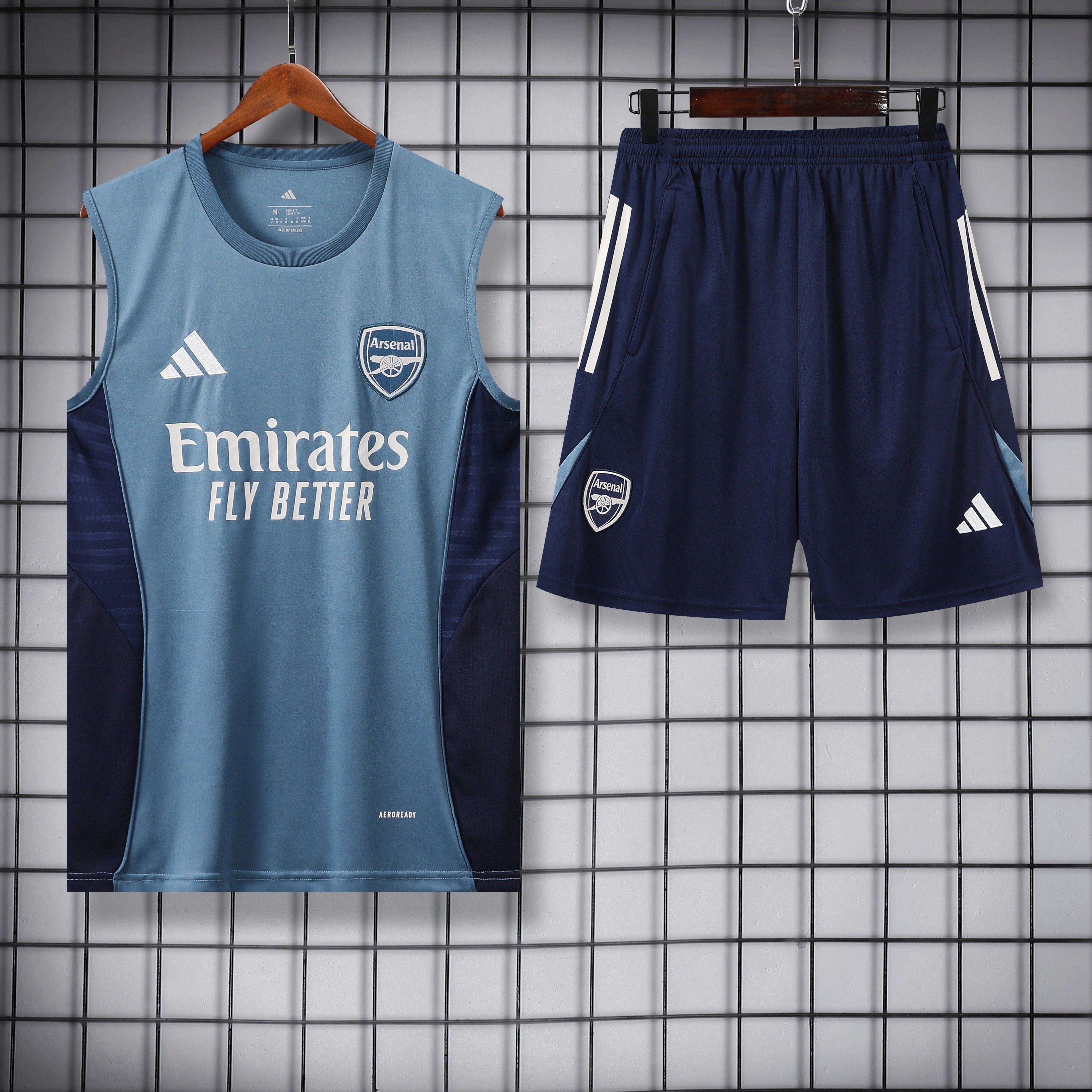 Arsenal blu scuro completo con canottiera