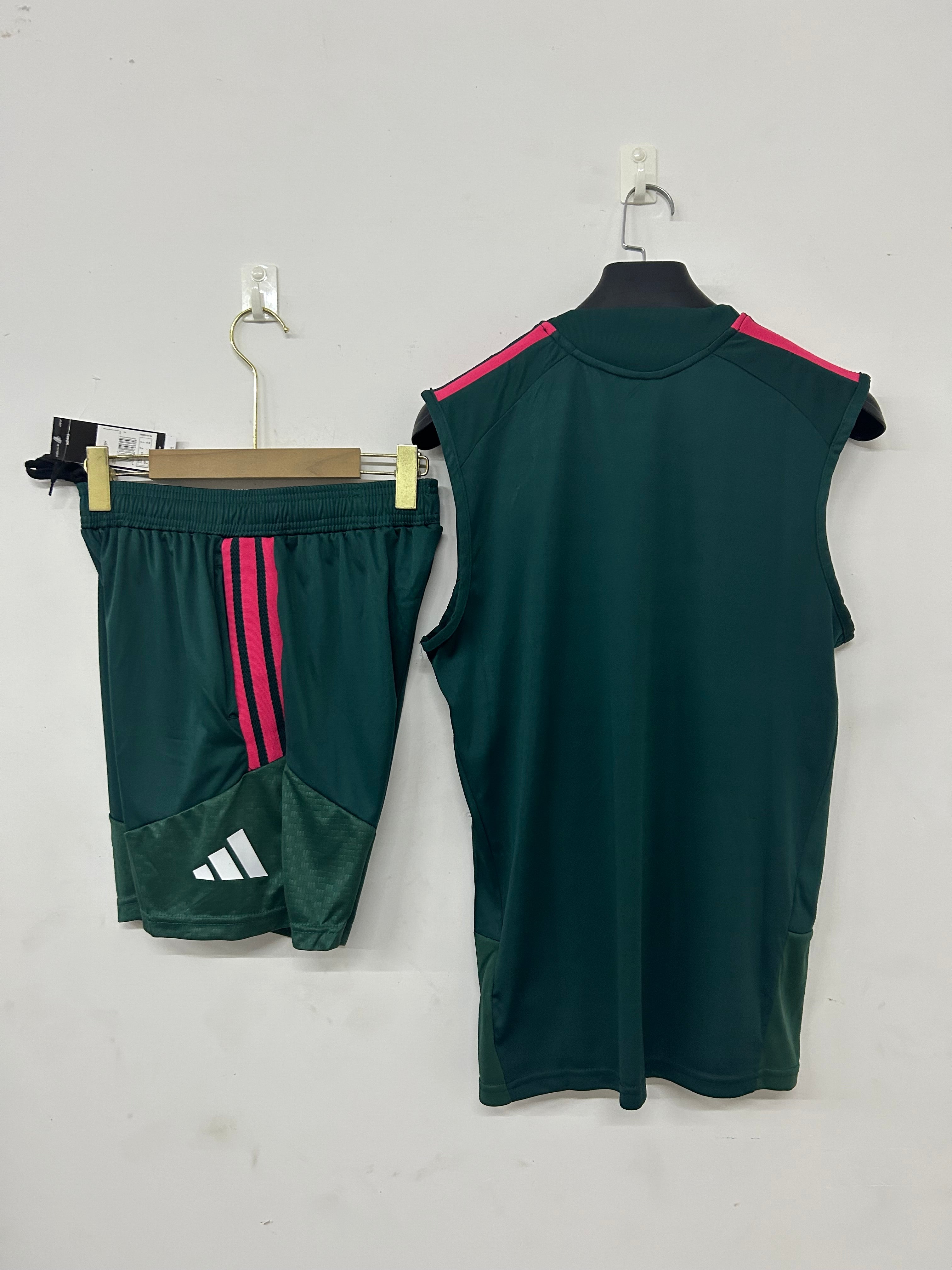 Real completo verde con canottiera