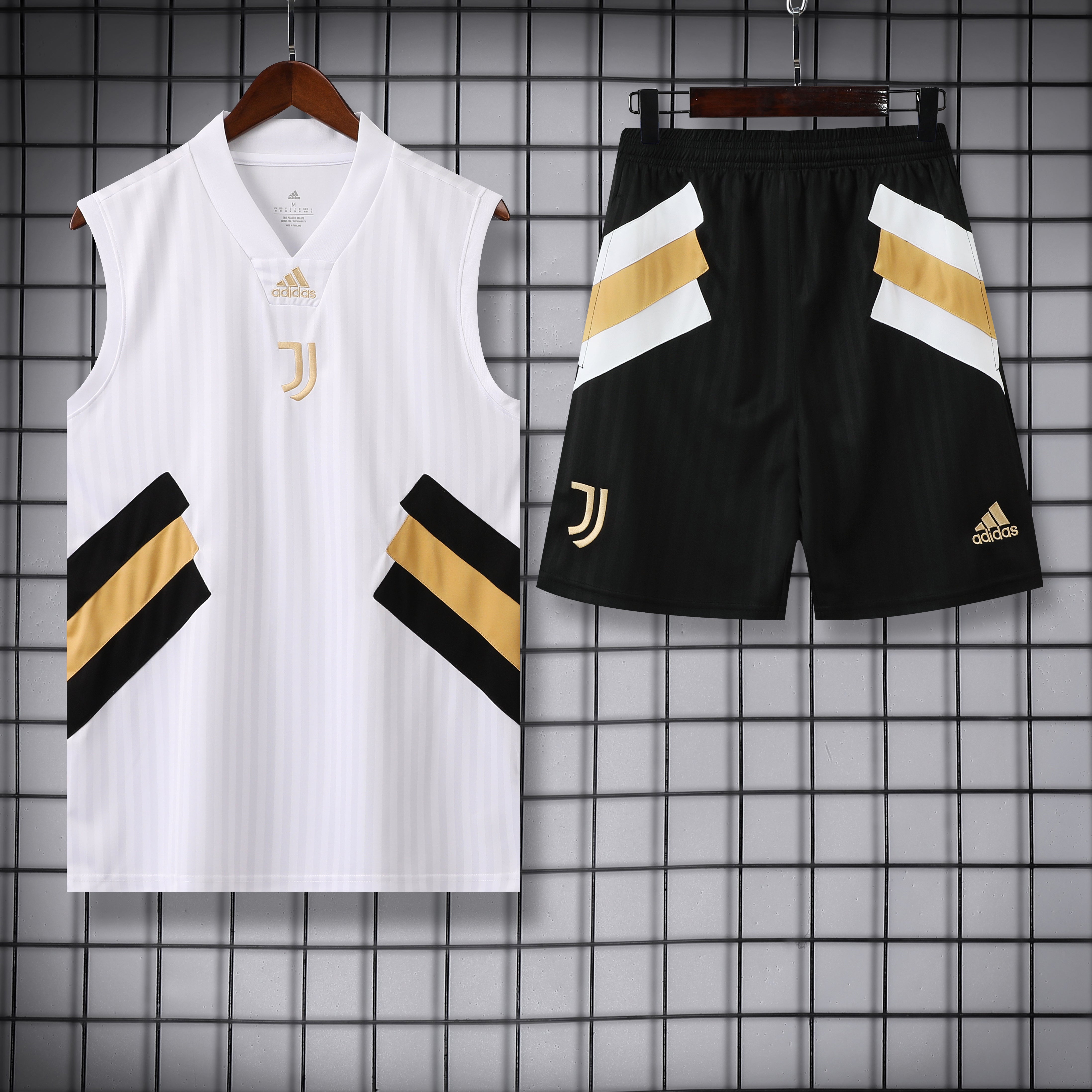 Juventus completo con canottiere bianco e oro