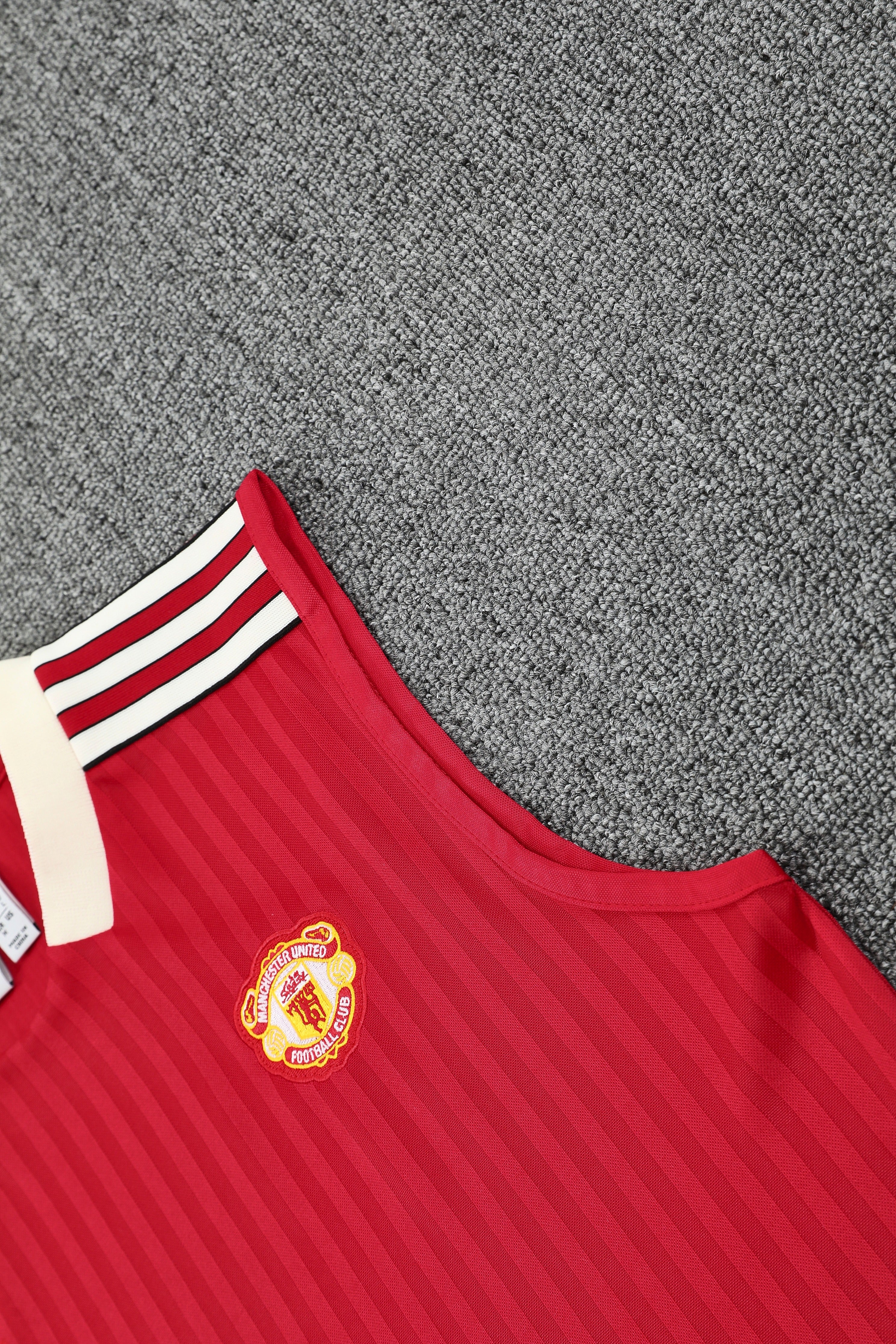 Manchester United Rosso completo con canottiera 2025/26