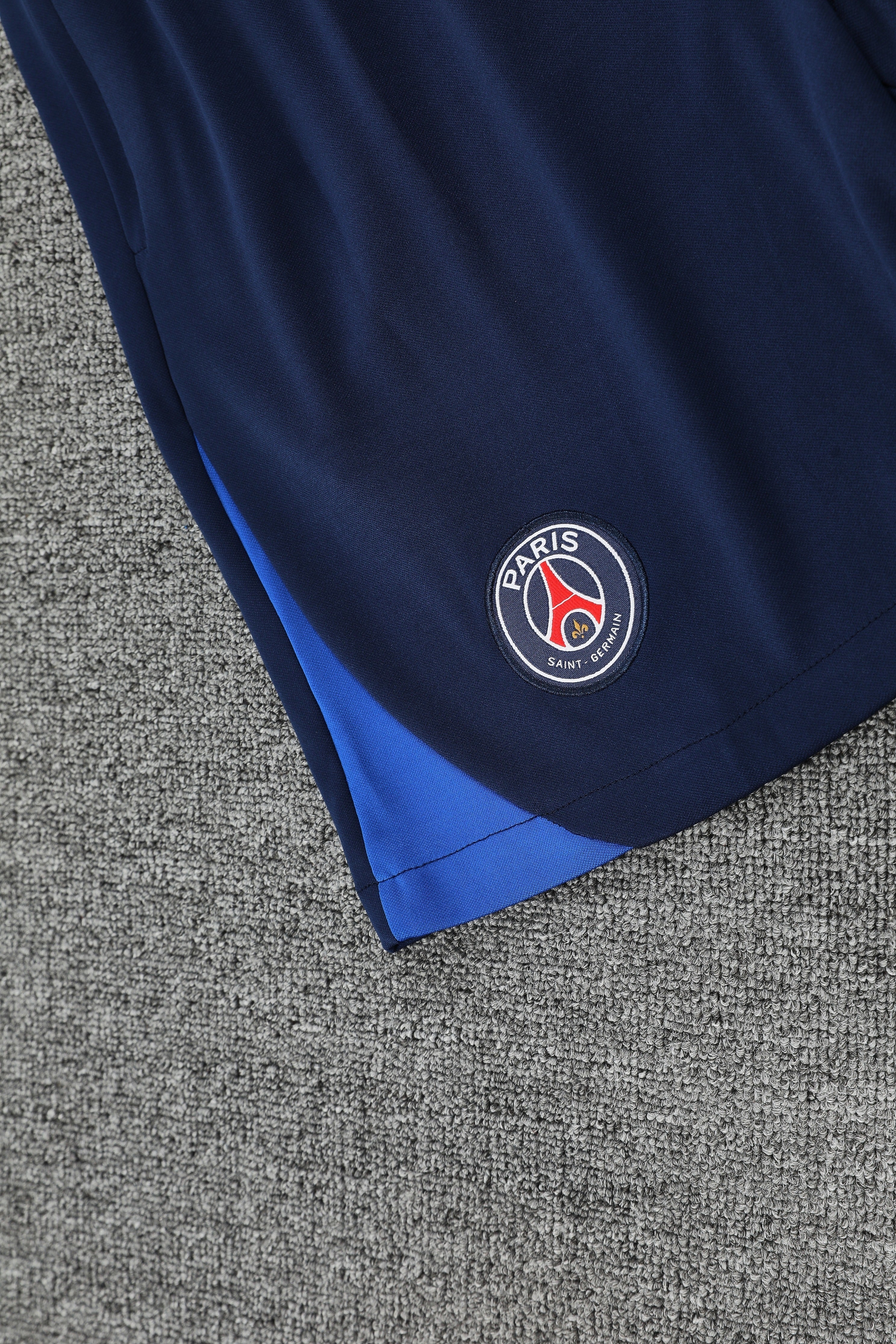 Paris Saint Germain Rosso e blu completo con canottiera 2026