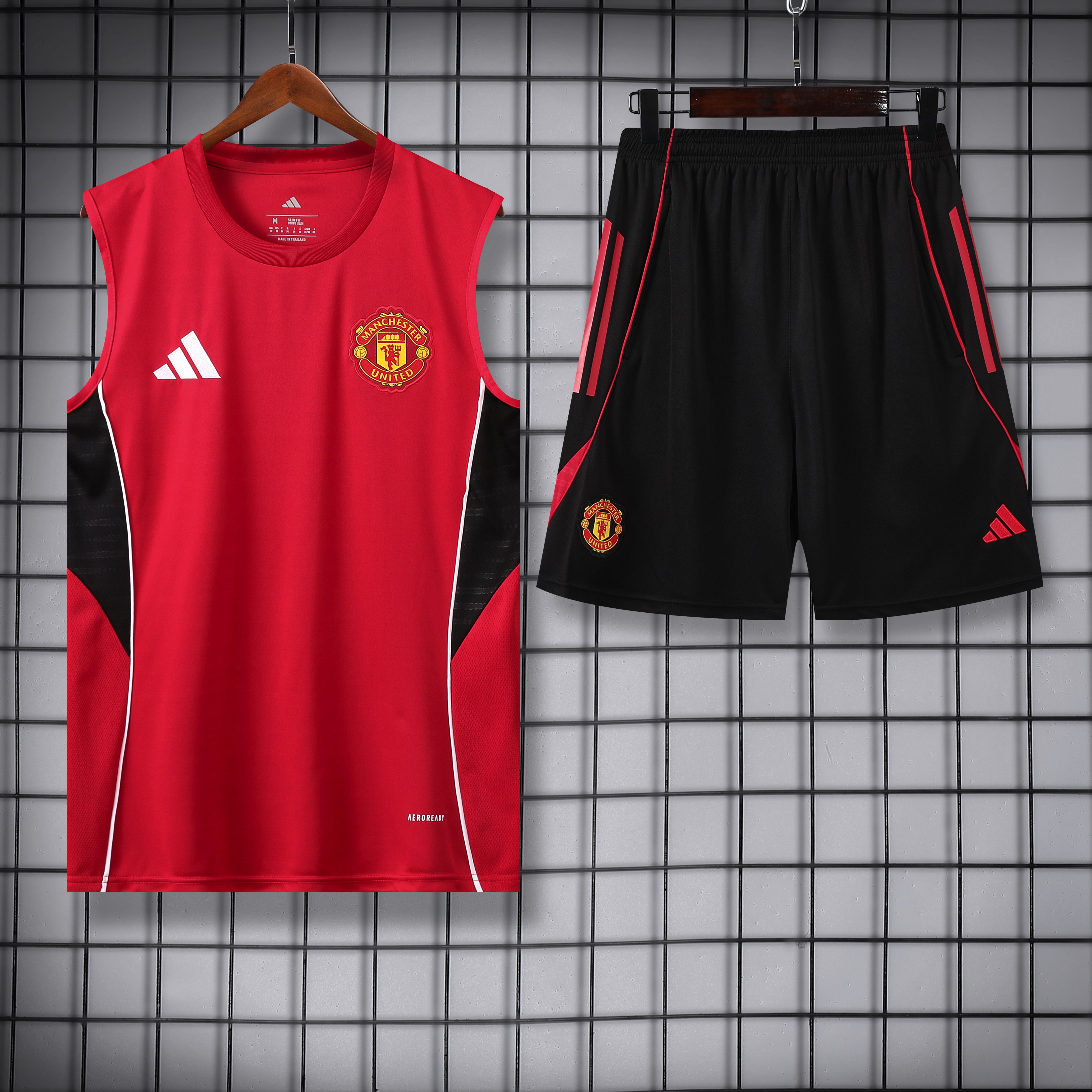 Manchester United Rosso e Nero completo con canottiera 2025/26