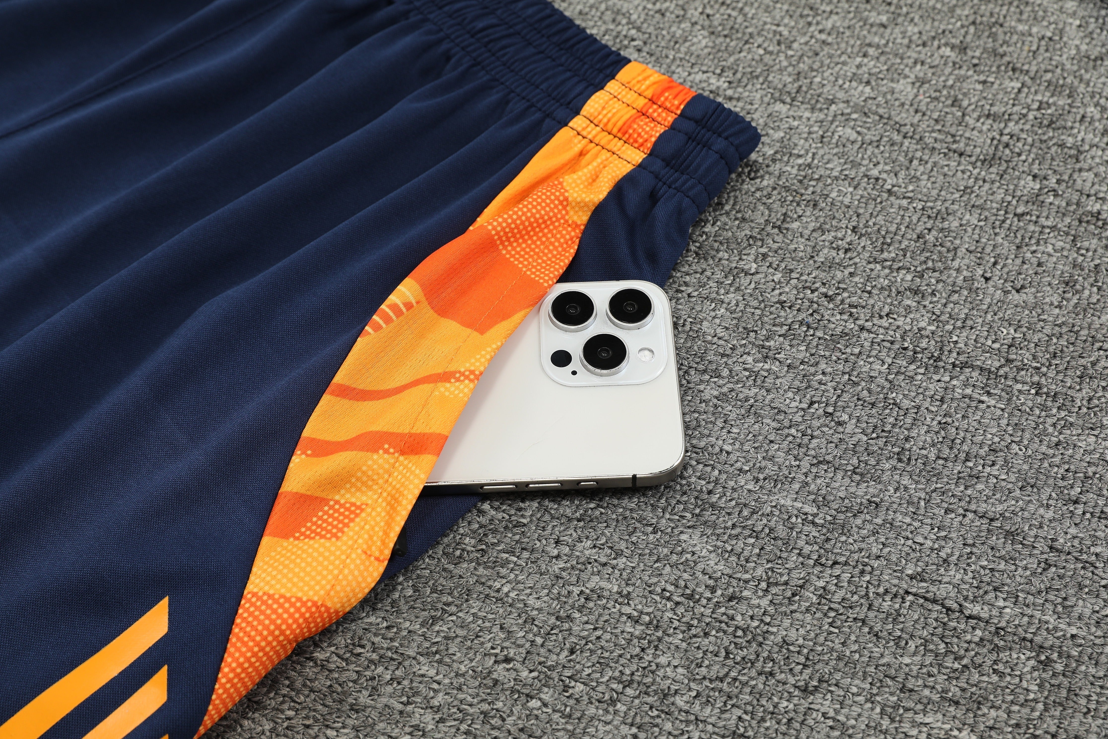 Real Madrid bianco e arancione 2025