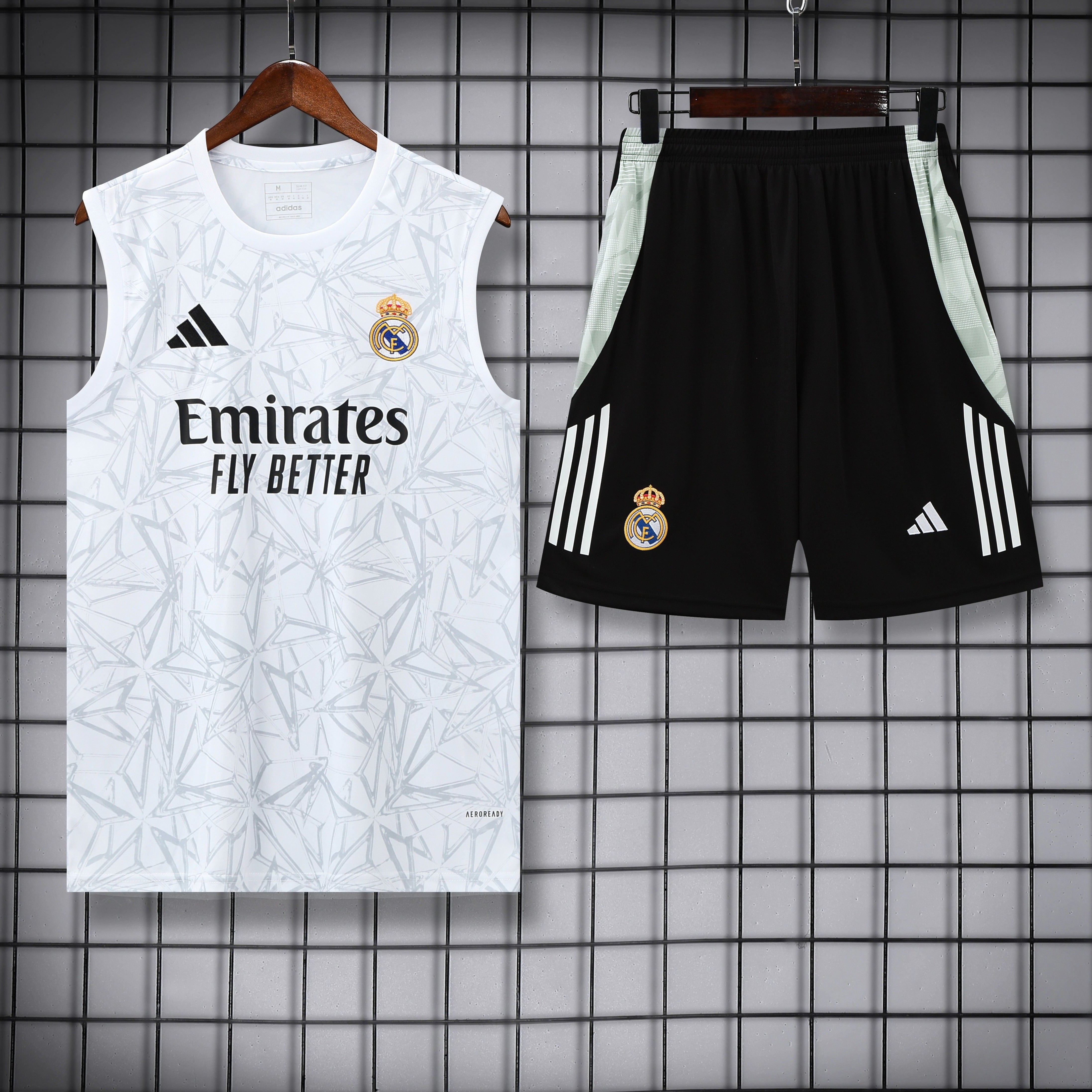 Real Madrid completo con canottiera 2025/26